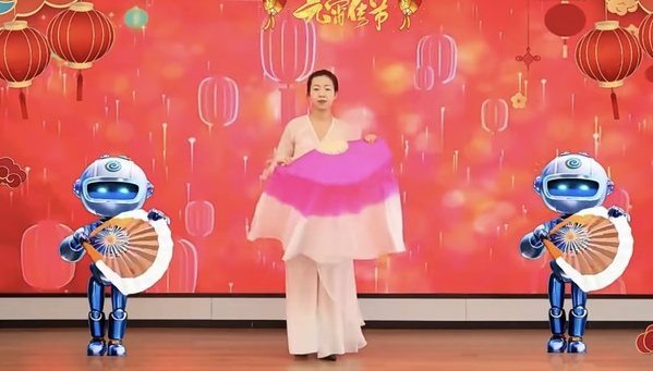 江西電建公司首屆網(wǎng)絡(luò)元宵晚會(huì)上 員工與AI智能體“智信小智”合作的扇子舞將傳統(tǒng)與現(xiàn)代巧妙融合.jpg